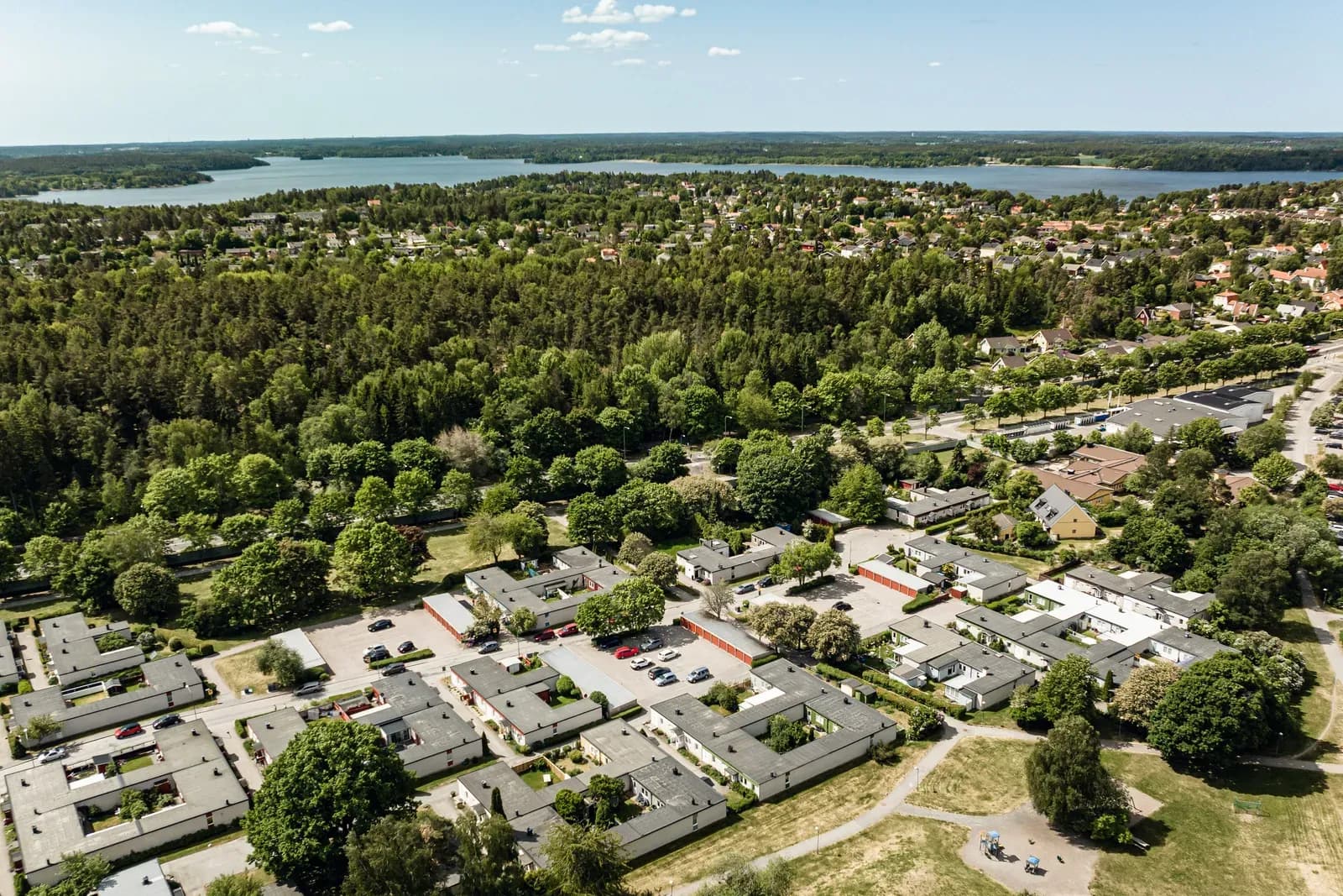 Rödklöverns samfällighetsförening omfattar 89 fastigheter och en ICA-butik i Hässelby Villastad.
